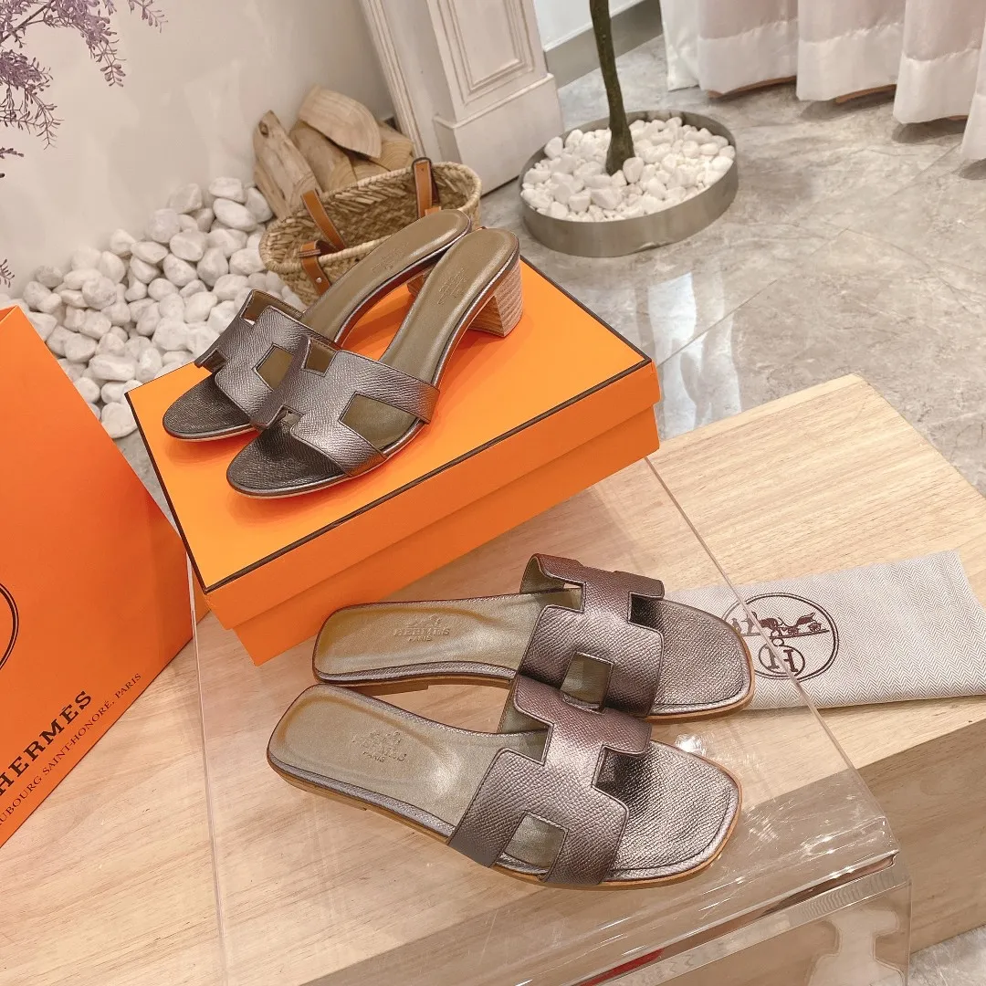 👟👟Ex-factory price 300👟👟 Genuine leather sole +40 🦄Hermès "Palm Print" has added new color sandals, "Year-round shipment" with three-dimensional concave and convex feeling on the classic "H" upper... It is a must-have item in your wardrobe, and it is magically versatile in this summer! This model fully demonstrates the classic Hermès style "palm print". Classic calfskin material ~ imported sheepskin. Lining 🐎Size: 34~42. Heel height ② type: low heel 1.5cm. Medium heel 4.5cm. Genuine leather sole +40 rubber sole.